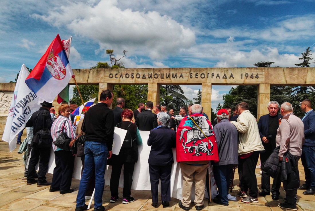 Obeležen Dan pobede nad fašizmom: "Besmrtni puk" prošetao Beogradom - slava našim precima! (FOTO)