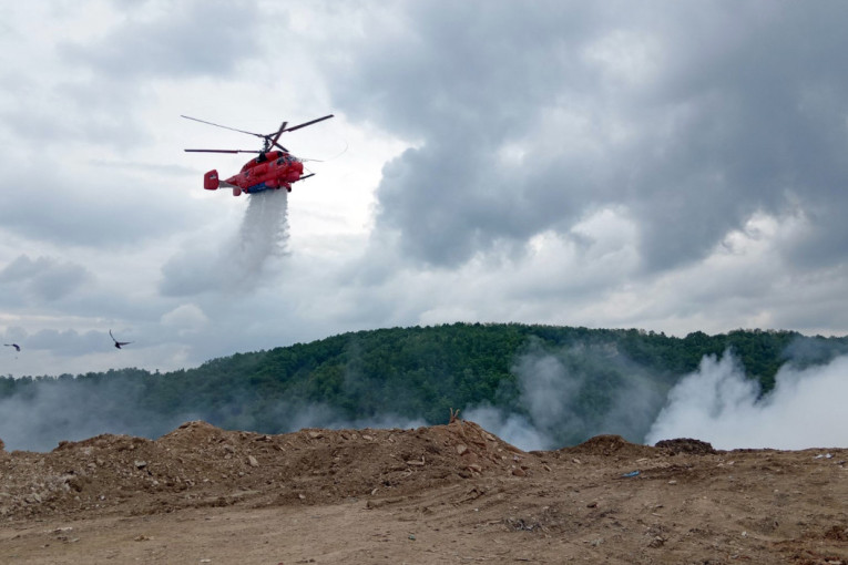 Helikopteri "kamov" i "superpuma" pomažu u gašenju požara na deponiji "Duboko" (FOTO/VIDEO)