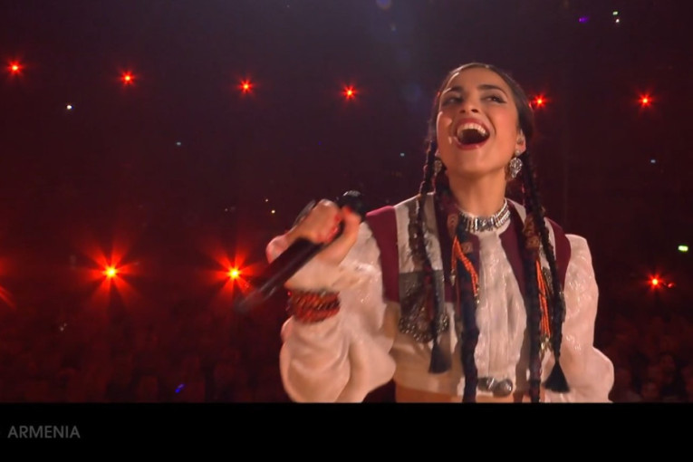Najlepša učesnica Evrovizije prvo pevala na srpskom, a sada igra uz "Čaje šukarije" (VIDEO)