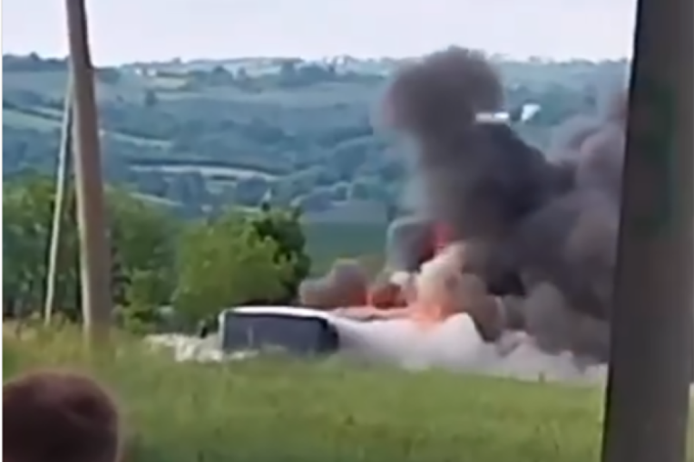 Zapalio se autobus kod Orašca, crni dim kulja na sve strane (VIDEO)