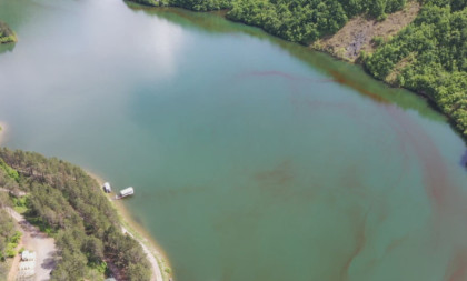Evo šta je uzrok crvenih mrlja u reci Lim: Ekolozi i inspektori obišli teren - uzorci vode poslati na ispitivanje