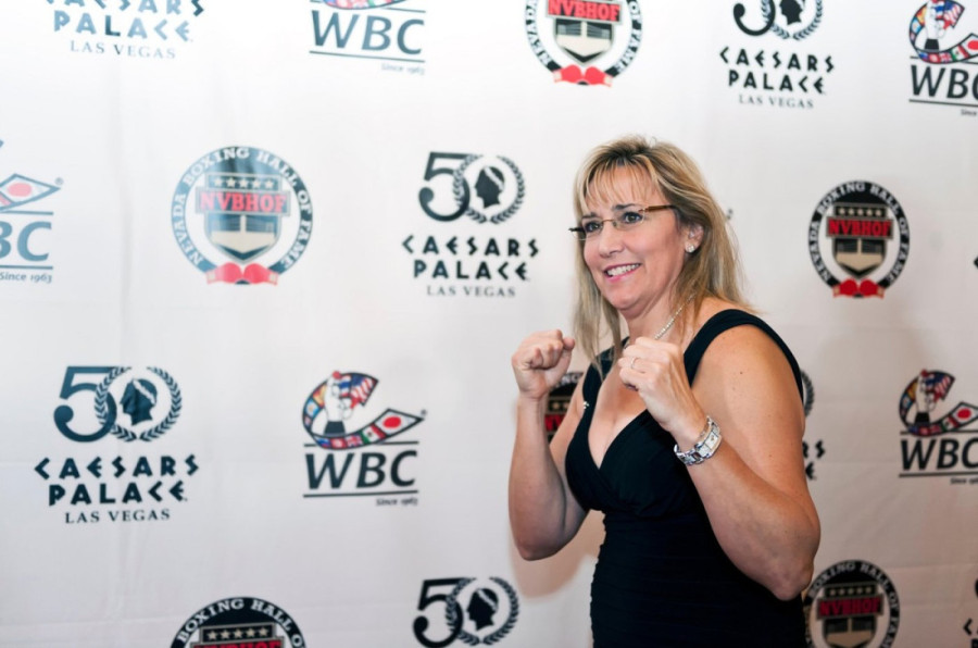 Ni novi imidž najfatalnije holivudske plavuše nije dovoljan da spase ovaj film: Kritičari brutalni prema Sidni Svini (FOTO)