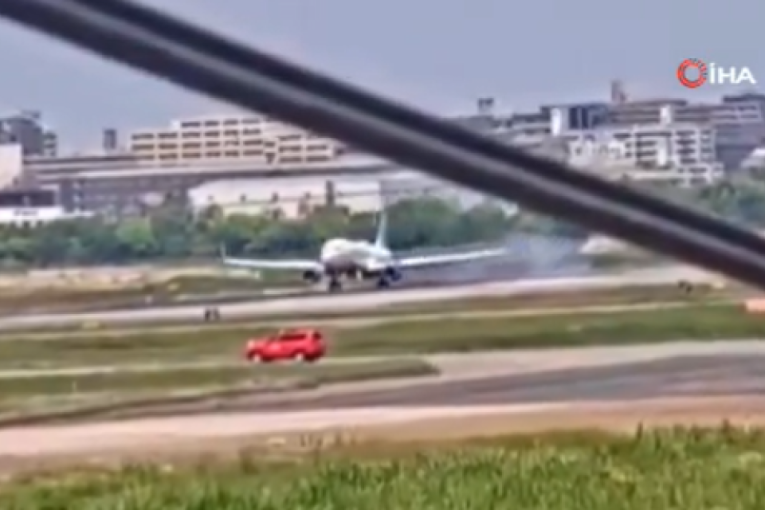"Boing" tek što je poleteo, morao da sleti! Opet drama na nebu (VIDEO)
