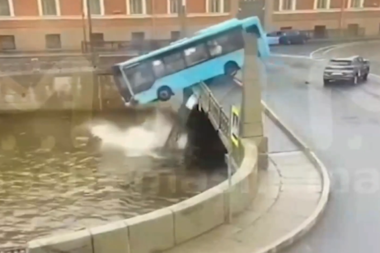 Autobus sa mosta upao u reku, ima poginulih! Jeziva nesreća u Sankt Peterburgu (VIDEO)