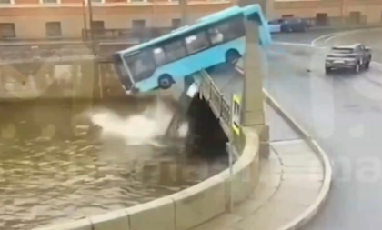 Autobus sa mosta upao u reku, ima poginulih! Jeziva nesreća u Sankt Peterburgu (VIDEO)