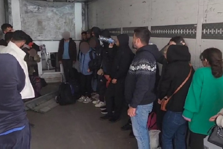 Tri reda u šleperu: U tajnoj odaji spakovao 23 migranta (FOTO)