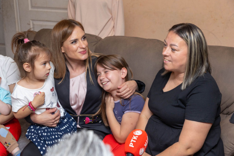 Đurđević Stamenkovski posetila porodicu iz Kragujevca sa dvanaestoro dece! (FOTO/VIDEO)