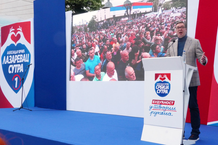 Vučić poručio na mitingu u Lazarevcu: "Našu Srbiju ne damo ni za šta na svetu, borićemo se do poslednjeg trenutka!"