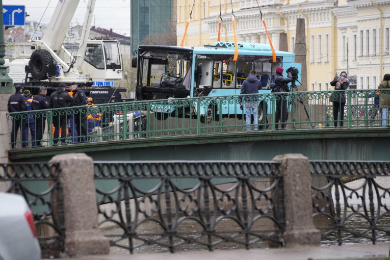 Detalji jezive nesreće u Sankt Peterburgu: Broj poginulih u padu autobusa u reku porastao na sedam! (FOTO/VIDEO)