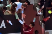 Sad se mnogo bolje vidi: Snimak iz drugog ugla kako je pogođen Novak u glavu! (VIDEO)