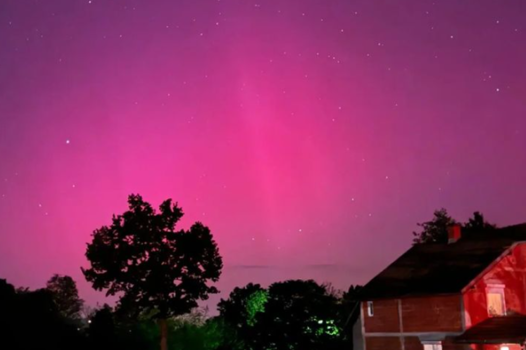Na nebu se pojavio redak fenomen! Aurora borealis iznad Srbije, prizor sa Zlatibora i iz Kraljeva oduzima dah (FOTO)