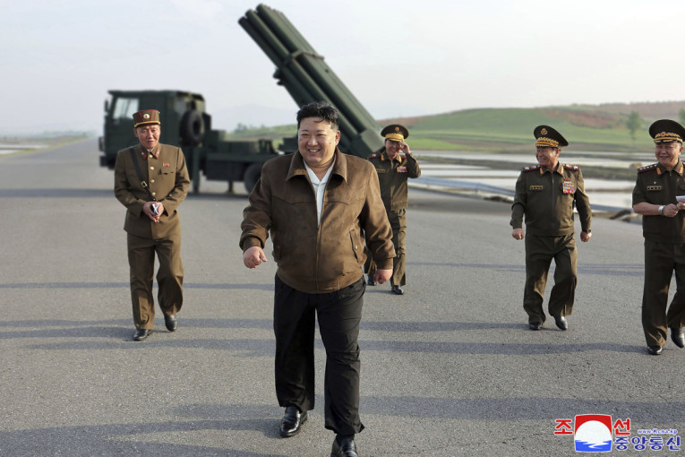 Gore nebo i zemlja: Kim Džong Un video nove raketne bacače (FOTO)
