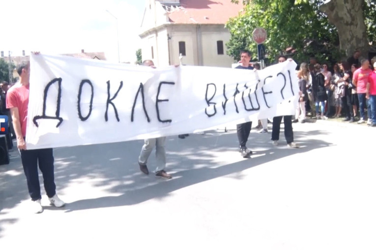 Protest u Bačkoj Palanci povodom prebijanja profesora! Zahtеv da sе zaštitе prosvеtni radnici