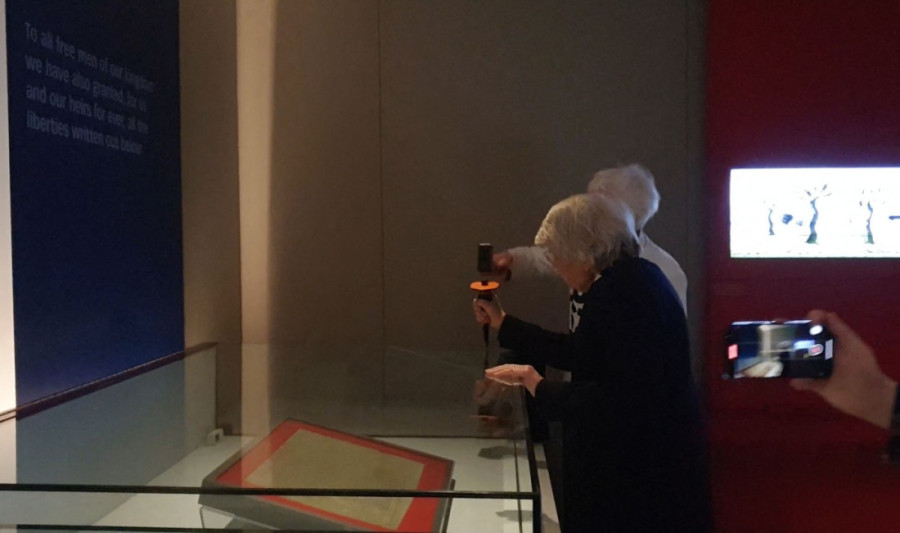 Pogledajte kako su dve babe čekićem razbile kutiju u kojoj se čuva redak primerak "Magna karte": Ovo je razlog (FOTO/VIDEO)