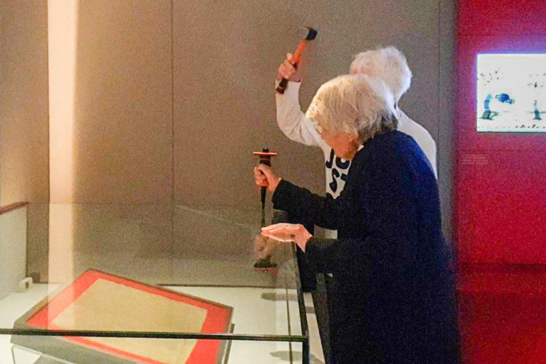 Pogledajte kako su dve babe čekićem razbile kutiju u kojoj se čuva redak primerak "Magna karte": Ovo je razlog (FOTO/VIDEO)