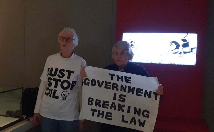 Pogledajte kako su dve babe čekićem razbile kutiju u kojoj se čuva redak primerak "Magna karte": Ovo je razlog (FOTO/VIDEO)