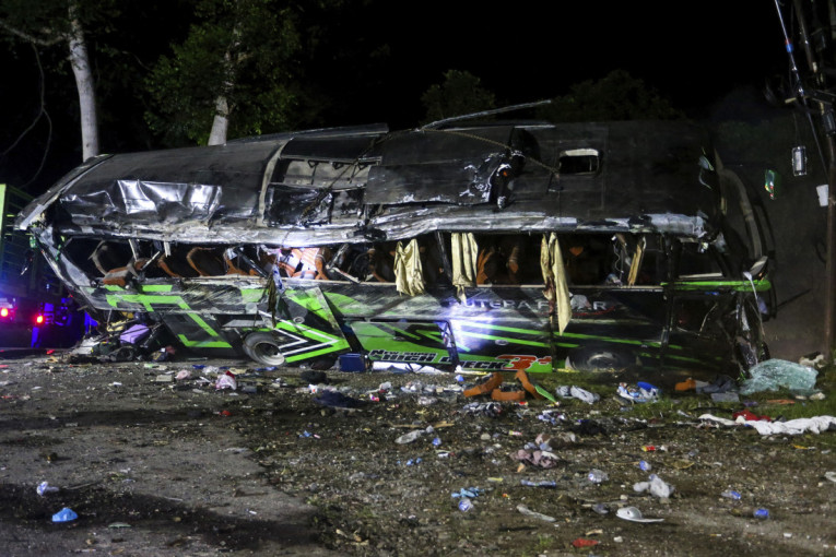 Tragedija u Indoneziji: U autobuskoj nesreći poginulo 10 osoba