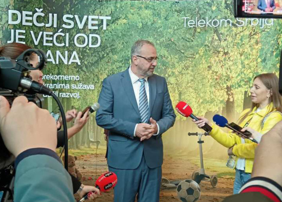 Deca sve kasnije počinju da govore! Stručnjaci upozoravaju: Dok gleda u ekran dete se ne kreće, ne trči, ne skače i zato ne razvija mozak!