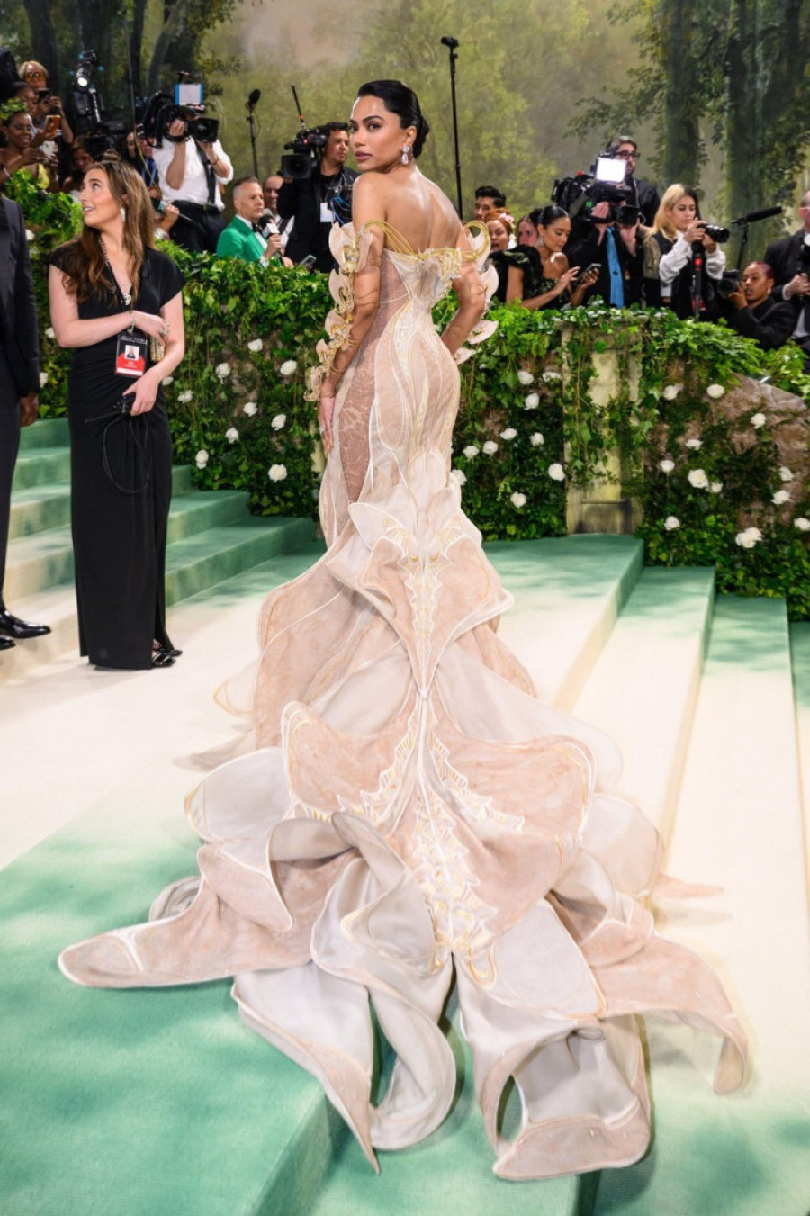 Pas robot, kinetička kičma i šešir poznatog srpskog dizajnera: Mona Patel ponovo zasenila Met Galu futurističkim aksesoarima (FOTO)