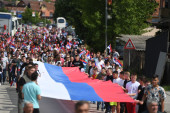Srbi u Leposaviću razvili veliku srpsku zastavu na dan Svetog Vasilija Ostroškog, kolona ljudi nosila ikone i ponosno prošetala gradom(FOTO)