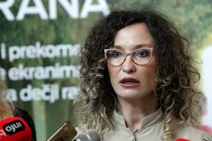 Deca sve kasnije počinju da govore! Stručnjaci upozoravaju: Dok gleda u ekran dete se ne kreće, ne trči, ne skače i zato ne razvija mozak!