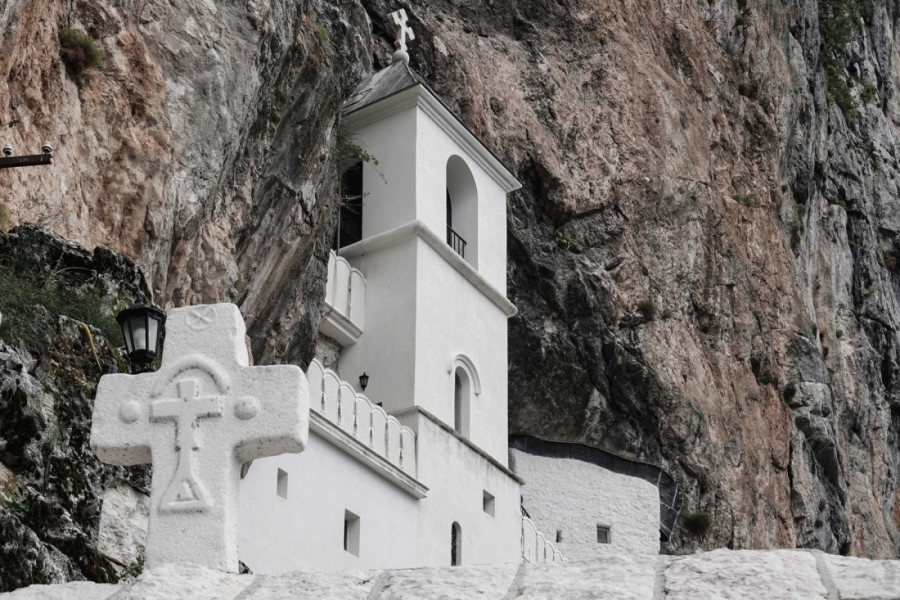 Najveća zabluda pod Ostrogom: Mnogi vernici ovo rade kada dođu pred mošti Svetog Vasilija, a suština je drugačija
