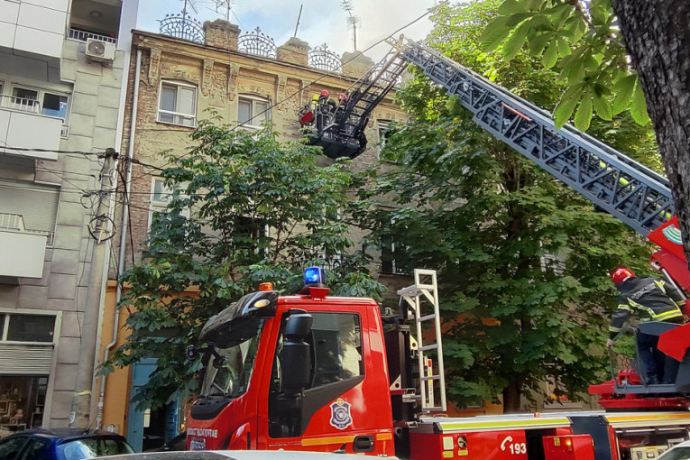 Prvi snimci požara u Carigradskoj ulici! Vatrogasci kroz prozor ulaze u zgradu koja gori (VIDEO/FOTO)