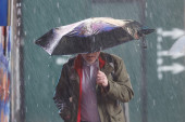 Ne vidi se prst pred okom! Monsunski pljuskovi u Vrbasu, jaka kiša u Batajnici: RHMZ izdao upozorenje da nevreme dolazi ovde (VIDEO)