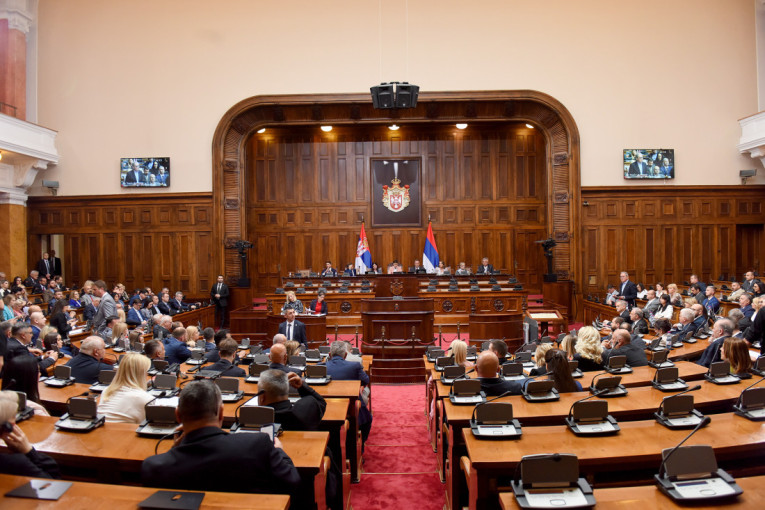 Brnabić sazvala redovnu sednicu Skupštine Srbije: Na dnevnom redu i Predlog zakona o legalizaciji objekata