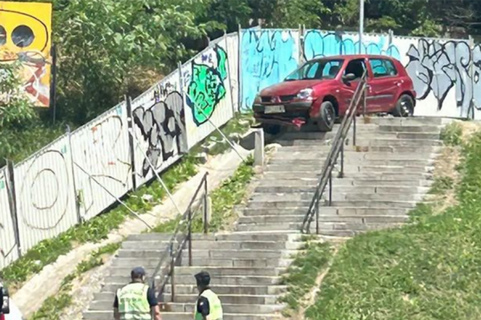 Kako je uspeo? Automobil završio na stepenicama Kliničkog centra! (FOTO)