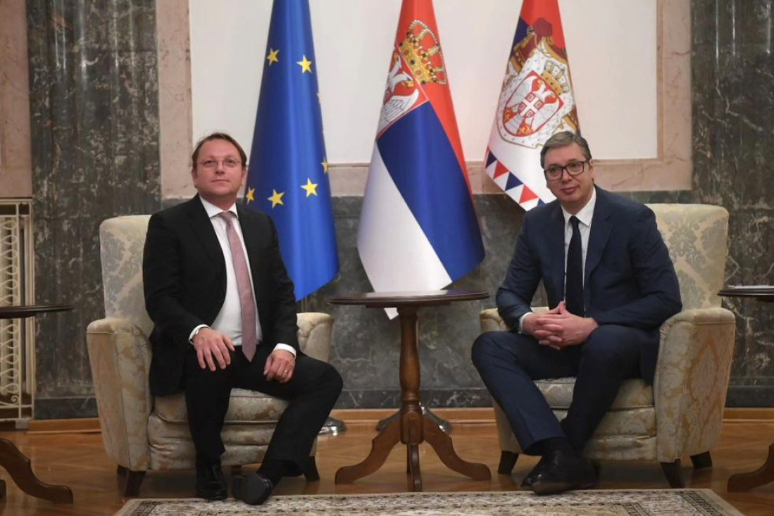 Predsednik Vučić se sastao sa Oliverom Varheljijem