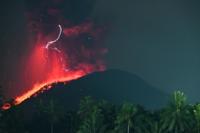 Eruptirao vulkan Ibu u Indoneziji: Izdato hitno upozorenje za građane (FOTO/VIDEO)
