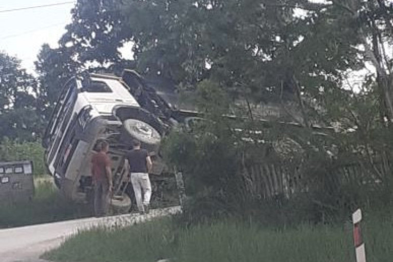 Prevrnuo se kamion u selu kod Čačka: Završio u kanalu, točkovi vise u vazduhu (FOTO)