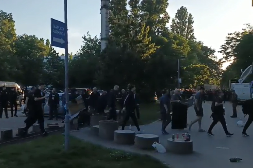 Žestok "doček" za Partizan na prvu utakmicu finala: Navijači su bili daleko, ali povici nisu izostali (VIDEO)