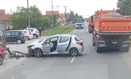 Karambol kod Obrenovca: Delovi vozila rasuti po putu, ima povređenih (VIDEO)