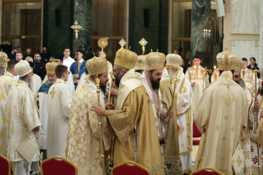Počinje Sabor Srpske pravoslavne crkve: Patrijarh Porfirije sa vladikama u Hramu Svetog Save (VIDEO/ FOTO)
