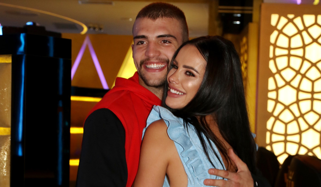 Ovakav trening se retko viđa! Veljko Ražnatović uskočio u svoj bazen, pa pokazao kako vežba! (FOTO)