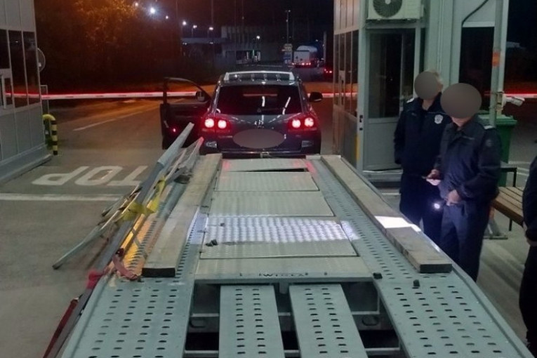 Novi sistem krijumčarenja: Pogledajte kako je "spakovao" migrante u auto-prikolicu (FOTO)