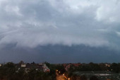 RHMZ izdao hitno upozorenje: Crni oblaci nadvili se nad Beogradom, stiže oluja, evo gde će biti najkritičnije