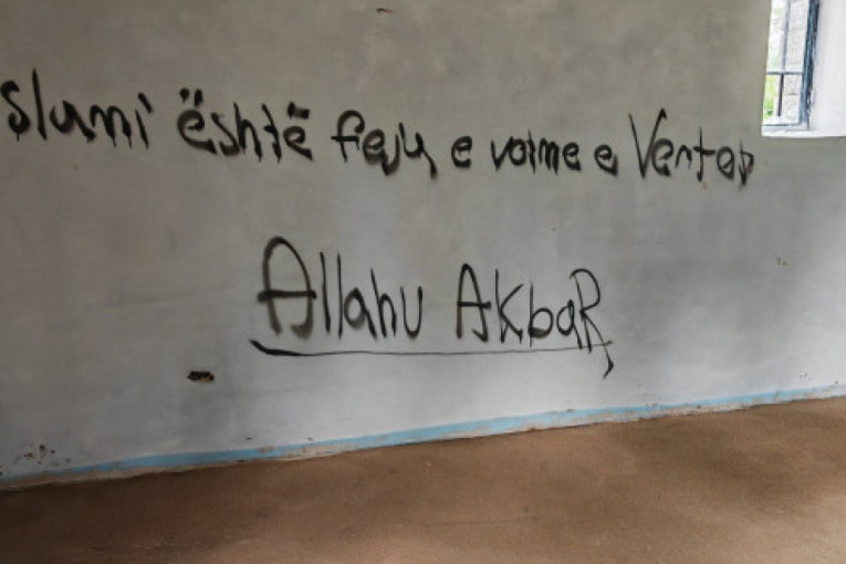 Oskrnavljena crkva Svete Trojice kod Peći: Vandali ispisali grafite sa porukama verske mržnje!