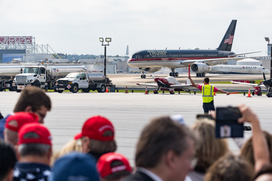 Trampov avion udario u parkiranu letelicu na aerodromu na Floridi!