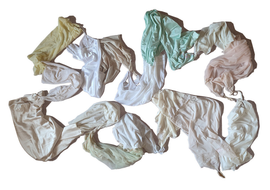 Mogu li se (i)sprati zlostavljanje, ratni zločini, porodično nasilje, rasna mržnja? Odgovor daje Bijenale umetnosti u Pančevu (FOTO)