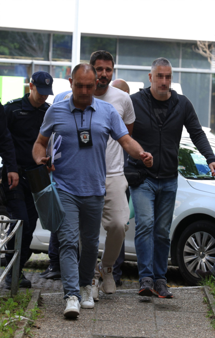 Marko Miljković sa lisicama na rukama stigao na saslušanje: Prati ga šest policajaca! (FOTO)