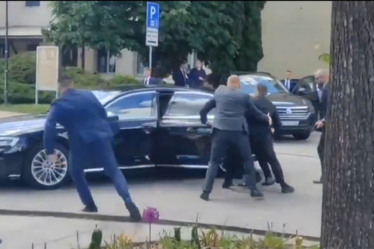 Prvi snimak slovačkog premijera odmah nakon upucavanja: Drži se za stomak i ne može da stoji na nogama (VIDEO)
