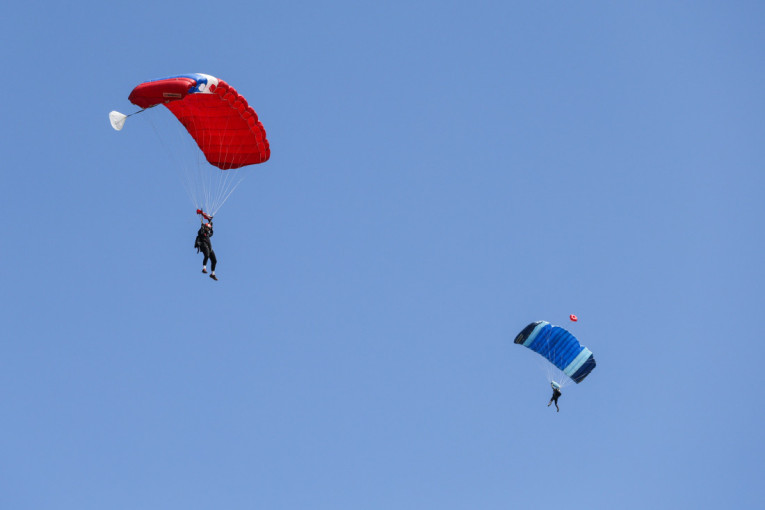 Trenažni, skokovi veterana, sportskih padobranaca i tandem skokovi iz helikoptera: Balkanski skok prijateljstva 2024