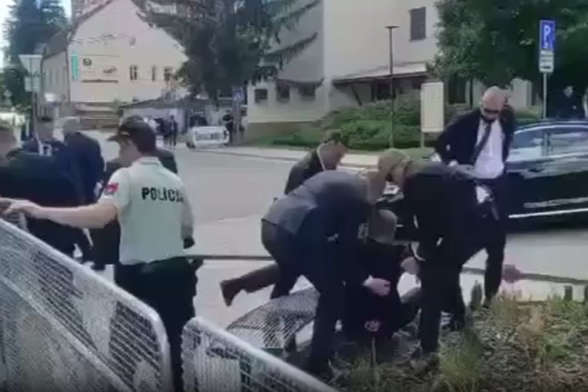 Prišao da se pozdravi sa pristalicama, čuje se pucanj i Fico pada! Pojavio se snimak momenta kada je slovački premijer upucan (VIDEO)