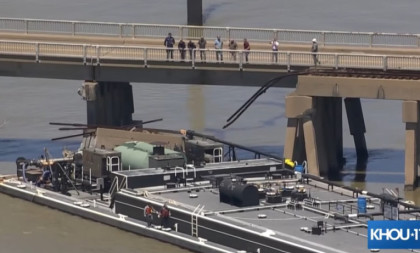 Novi incident u Americi: Barža udarila u most, izlila se nafta, blokiran saobraćaj! (VIDEO)