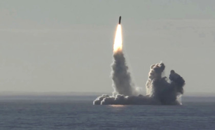 Ruski nuklearni buzdovan! "Bulava" uvedena u operativnu upotrebu - nosi nekoliko bojevih glava i ide kroz vodu (VIDEO)
