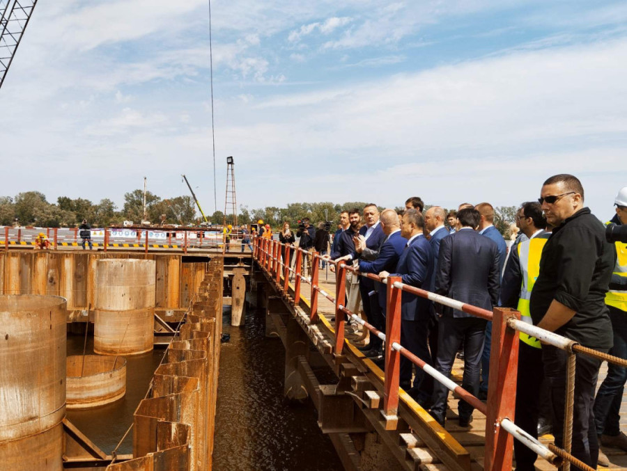 Novi Sad dobija dva nova mosta: Premijer Vučević i ministar Vesić u obilasku radova (FOTO)