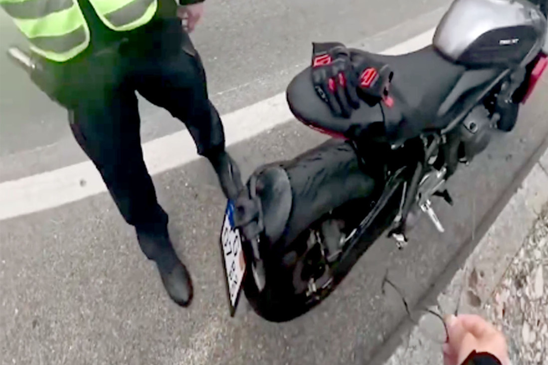 Urnebesna komunikacija crnogorskog saobraćajca sa strancem na motoru kojeg je zaustavio zbog prekršaja (VIDEO)